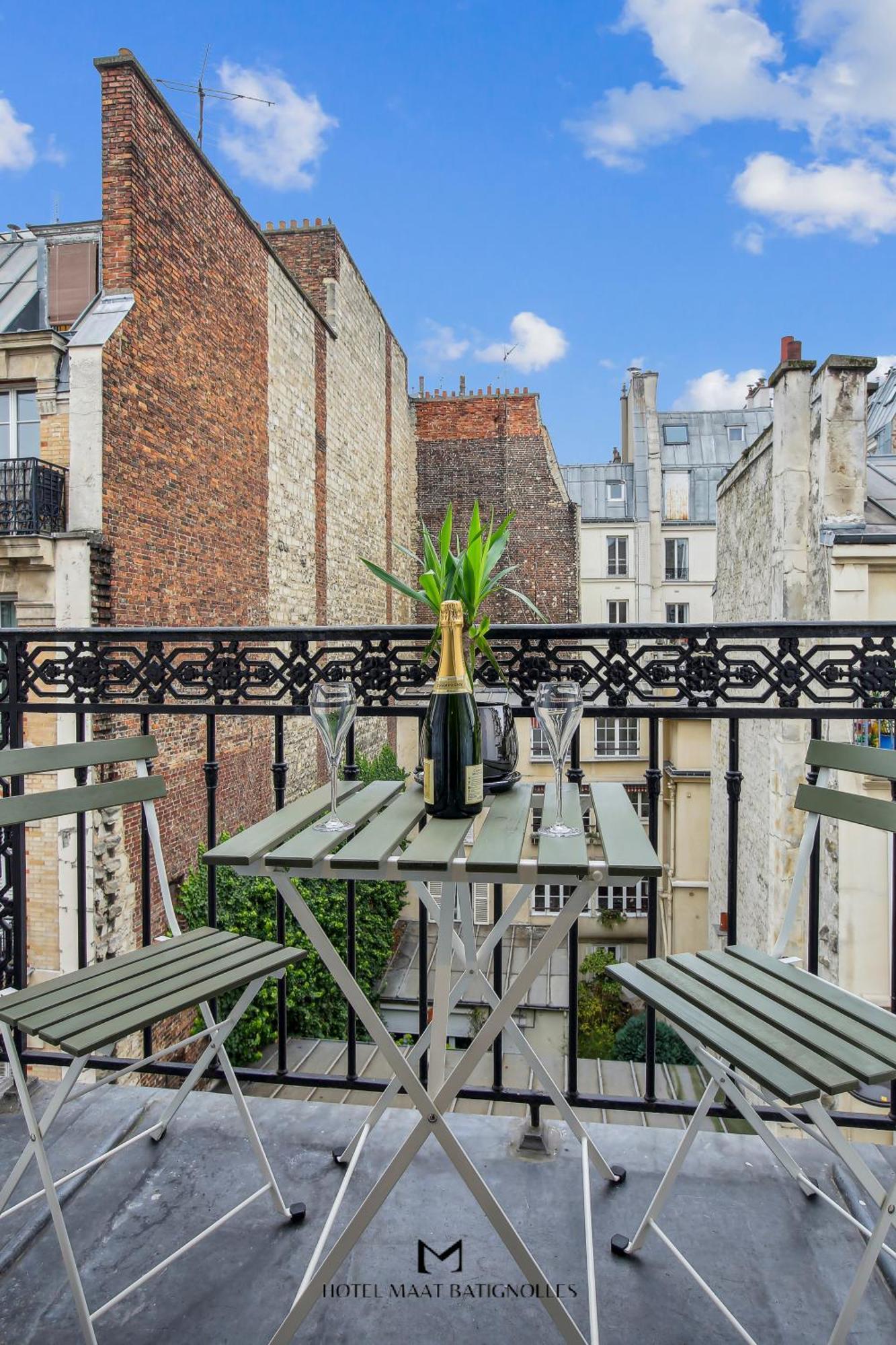 Hotel Maat Batignolles Paris Exterior photo